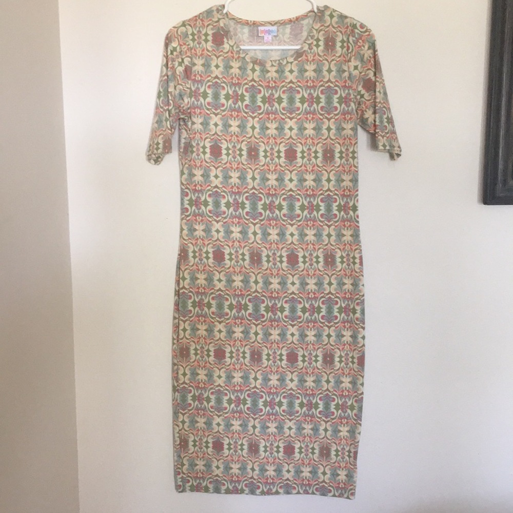 Like new! S LulaRoe Julia, gorgeous pattern 😍